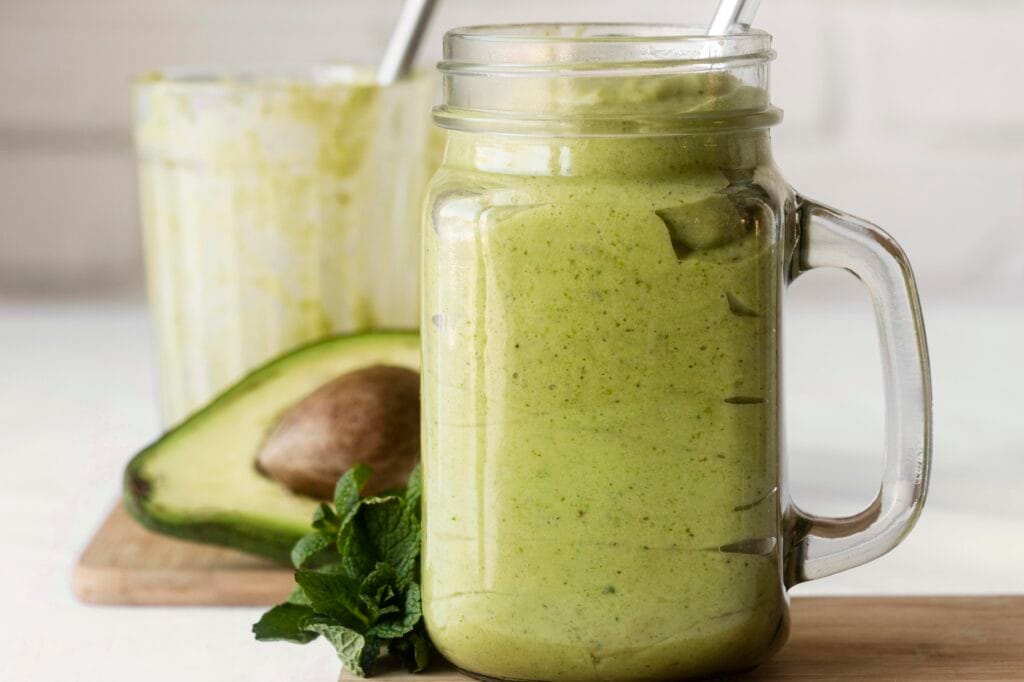 delicious-green-smoothie-with-avocado delicious-green-smoothie-with-avocado